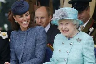La reina Isabel II y la duquesa Kate Middelton, en una de las pocas postales donde sonrieron ante las cámaras