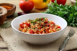 Risotto con tomate y salsa de albahaca y ajo