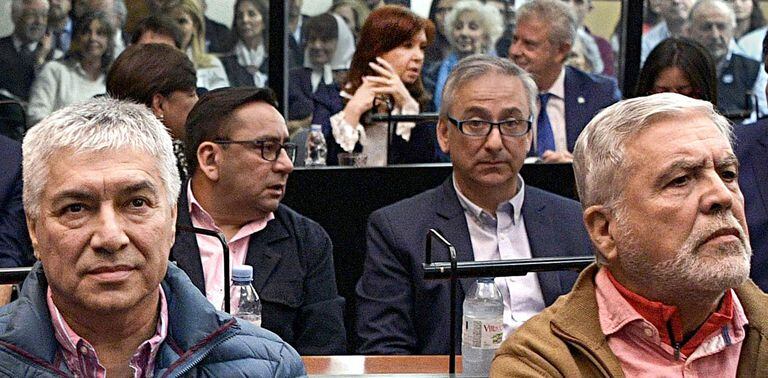 Argentine businessman Lazaro Baez (L), former Planning Minister Julio De Vido (R) and former Argentine President and current Senator Cristina Fernandez de Kirchner (C back) attend the first trial against her for alleged corruption offences at the Comodoro Py courtroom in Buenos Aires, on May 21, 2019. - Fernandez de Kirchner is accused of having favoured companies owned by businessman Lazaro Baez in Santa Cruz province during her presidency from 2007-15 and that of her late husband Nestor from 2003-07. (Photo by JUAN MABROMATA / AFP
