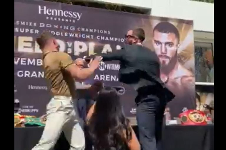 El boxeador mexicano Canelo Álvarez esquiva el zurdazo de Caleb Plant en un evento previo a la gran pelea.