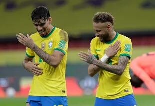 Uno de los pocos momentos de distensión que se permiten los jugadores de Brasil: Paquetá y Neymar festeja el segundo gol a Ecuador en Porto Alegre.