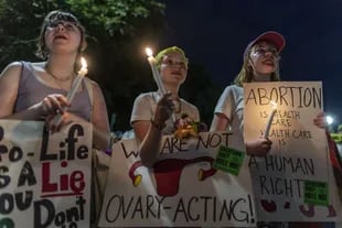 Manifestantes por el derecho al aborto se reúnen en la Corte Suprema de Estados Unidos para denunciar la decisión del tribunal de poner fin a las protecciones federales del derecho al aborto el 26 de junio de 2022 en Washington, DC.