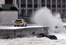El ciclón extratropical golpeó a Uruguay: vientos de casi 100 km/h, invasión de espuma y fuerte oleaje