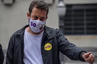 En esta foto de archivo tomada el 18 de noviembre de 2020, el candidato a la alcaldía de Sao Paulo por el Partido Socialismo y Libertad (PSOL), Guilherme Boulos, hace gestos durante un mitin de campaña en el centro de Sao Paulo, Brasil