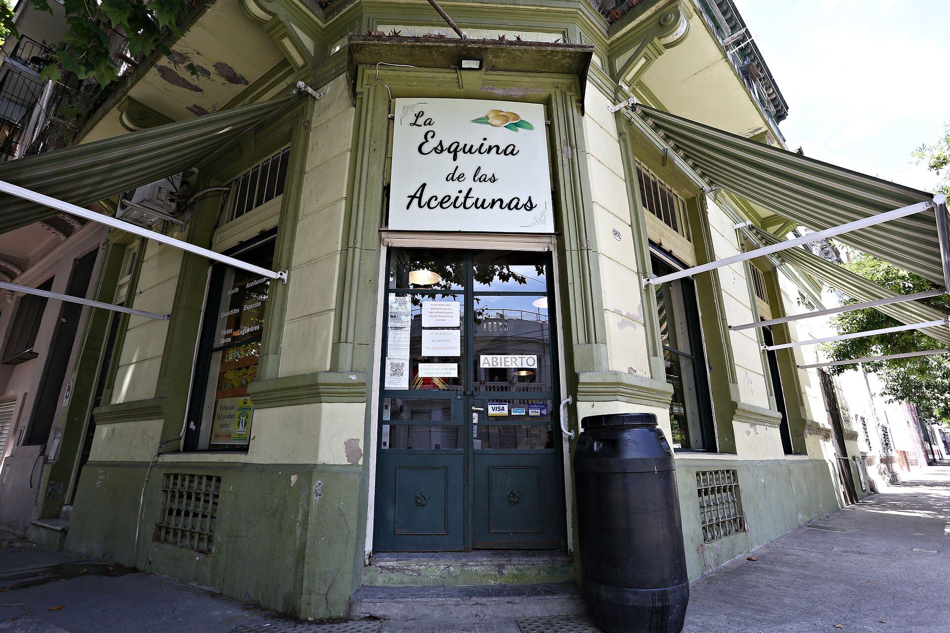  La Esquina de las Aceitunas , clasico local desde el año 1958 ubicado en la equina de Guardia Vieja y Billinghurst. Es atendido por su dueño Claudio y su hijo Thiago