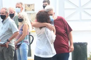 Nacha Guevara se abrazó con su hijo mayor durante el entierro de su madre