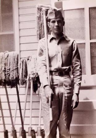 "Llámenme sargento", la foto que Nimoy publicó en sus redes de su época en el ejército