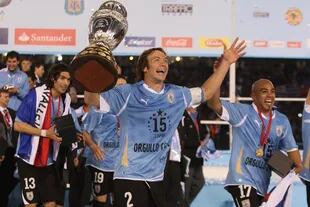 Uruguay campeón de la Copa América Argentina 2011, con Diego Lugano, su capitán, encabezando el festejo.