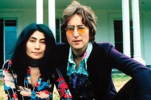 Por qué Yoko Ono se convirtió en la mujer más odiada de la historia del rock