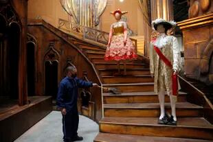 Una escalera engalana el set de la producción de "Los cuentos de Hoffmann", con vestuarios y escenografías creados para esta puesta por Eugenio Zanetti