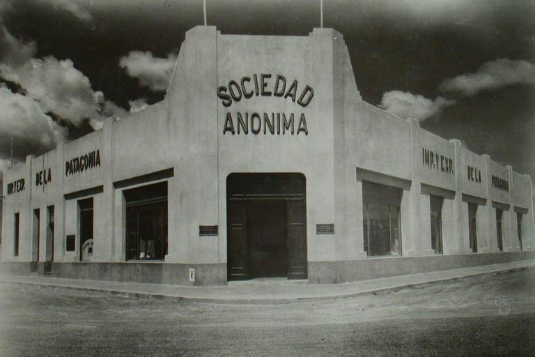 La cadena de supermercados nació en 1908 con el nombre de Sociedad Anónima Importadora y Exportador de la Patagonia, a partir de la unión de los almacenes de ramos generales de José Menéndez y Mauricio Braun