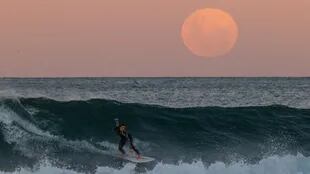 Espuma blanca, mar índigo y luna de sangre; oportunidad única para esta surfista el pasado 26 de mayo.