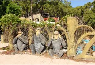 Los tres monos sabios y otras imágenes similares llevaron al fotógrafo ruso Dimitri Rzhannikov a señalar que el lugar era una especie de Disney para locos