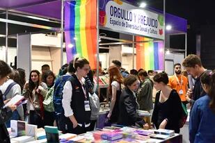 El espacio Orgullo y Prejuicio en la Feria del Libro, un faro para encontrar títulos novedosos y clásicos en materia de diversidad sexual