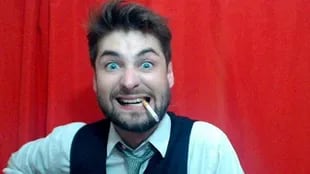De traje y con un cigarrillo en la boca, así se muestra Eduardo Prestofelippo en sus videos