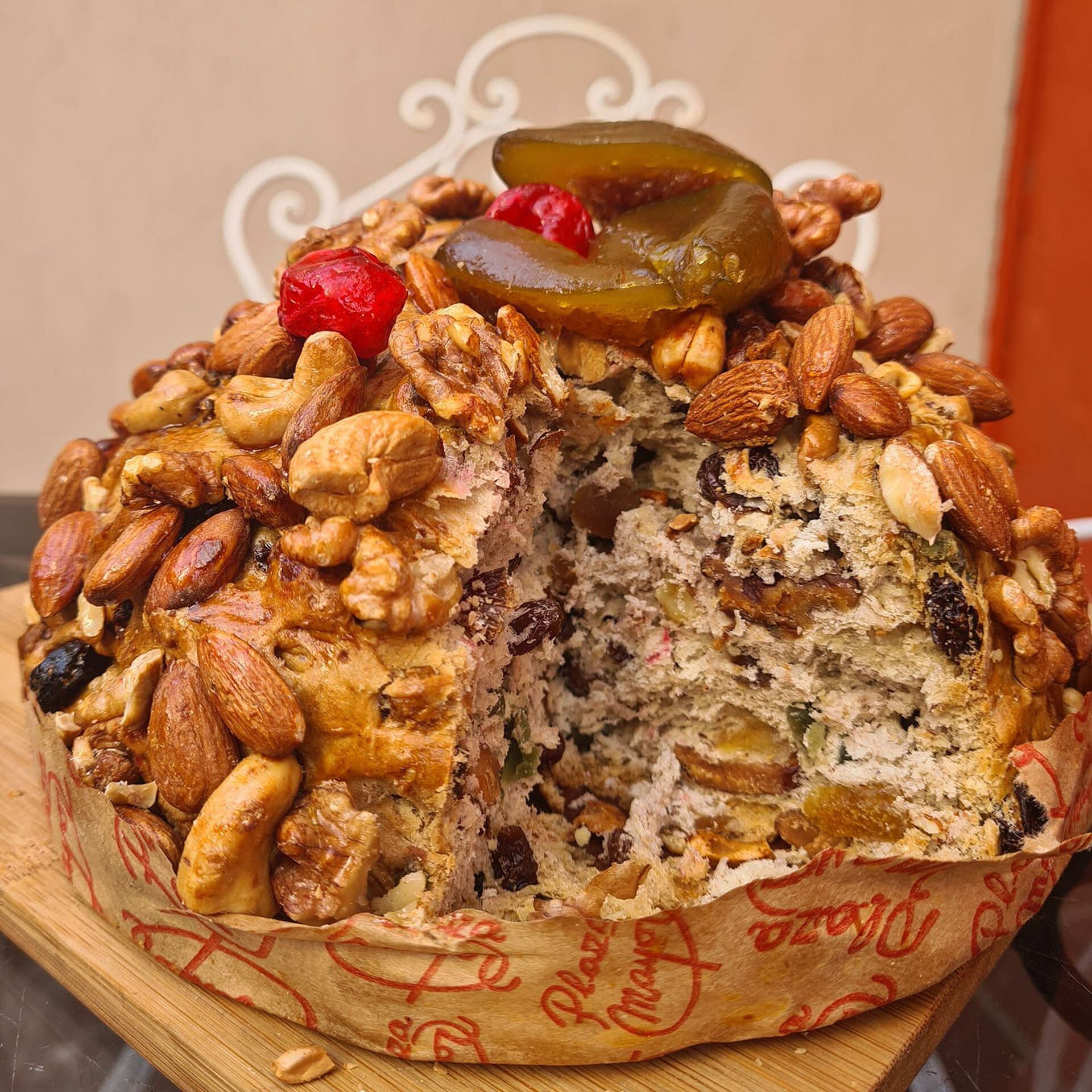 El pan dulce de Plaza Mayor, súper generoso en frutas y frutos secos, es pasión de multitudes. 