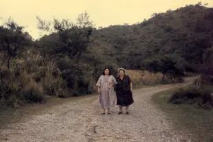 Mercedes Sosa con su madre, en Tucumán, en una de las imágenes que se pueden apreciar en la muestra del Centro Cultural Borges
