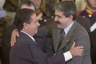 Eduardo Duhalde le toma juramento a Aníbal Fernández como secretario general de la Presidencia, el 3 de enero de 2002