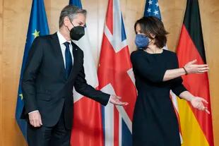 El secretario de Estado de Estados Unidos, Antony Blinken (izquierda), y la ministra alemana de Exteriores, Annalena Baerbock, antes de su reunión en el Ministerio de Asuntos Exteriores, el 20 de enero de 2022, en Berlín, Alemania
