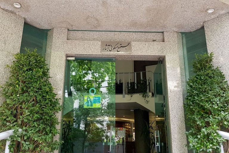 Misterio en Teherán: muere una diplomática suiza tras caer de 17 pisos