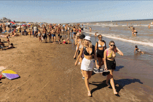 Dilemas de padres ante las primeras vacaciones de los hijos solos