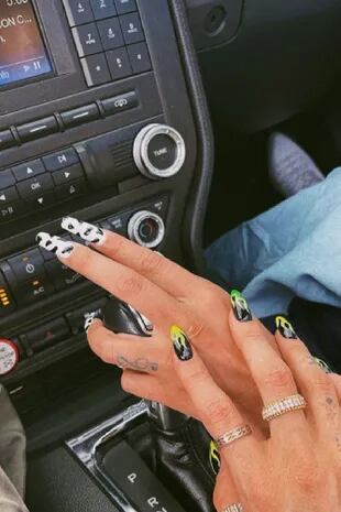 Tini Stoessel y María Becerra muestran el nail art que se hicieron para el video musical de su hit "Miénteme"