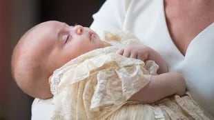 El príncipe Luis, hijo del príncipe William y la duquesa de Cambridge, usó la réplica del vestido de bautizo en 2018.