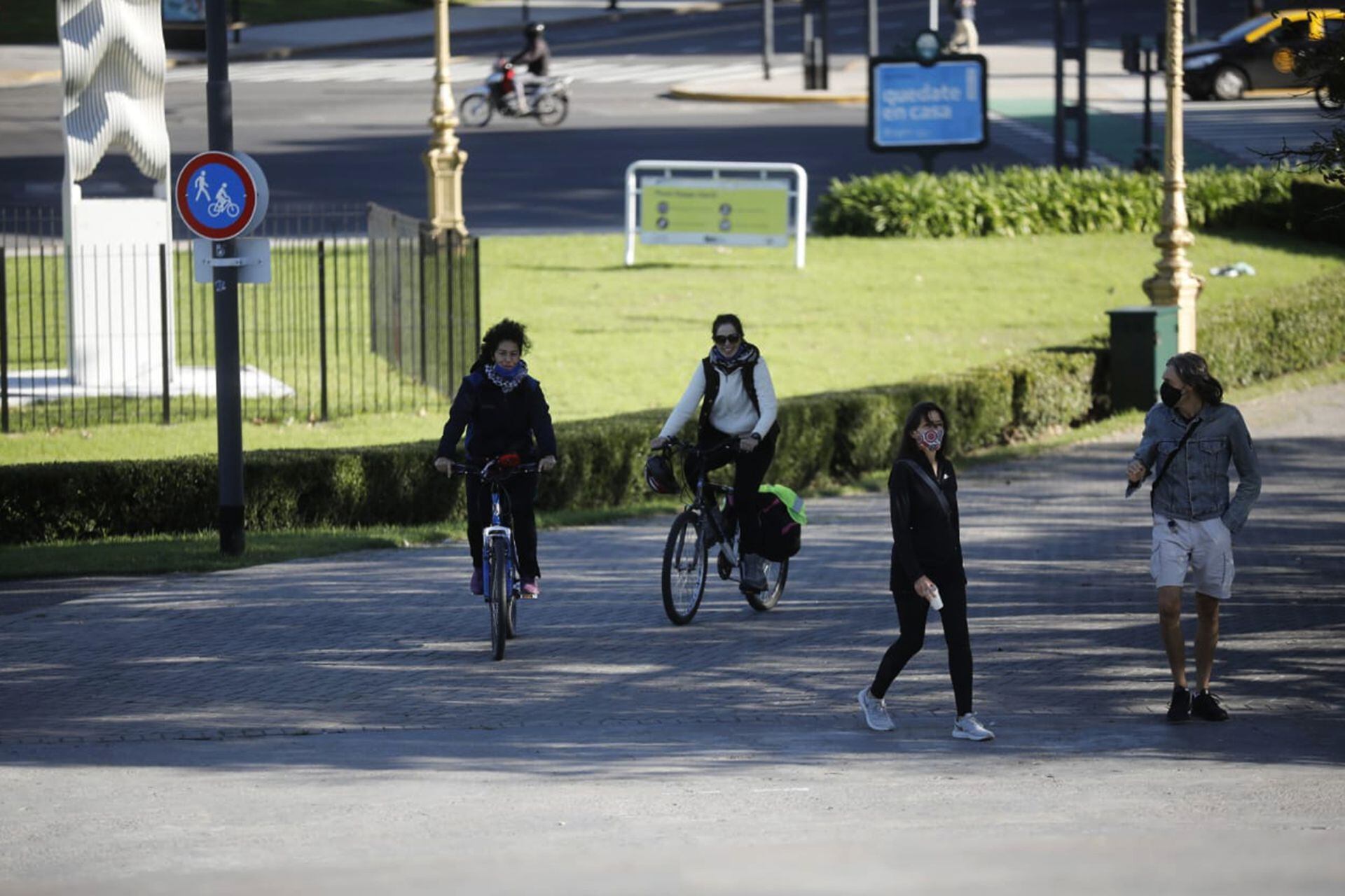 Caminata y ciclismo en las cercanías de la Facultad de Derecho, este sábado durante la cuarentena
