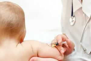 El dilema que desvela a los padres e inunda el teléfono de los pediatras: ¿vacunamos al bebé contra el Covid o esperamos?
