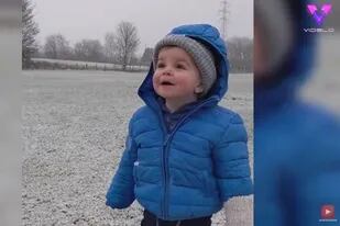 30-03-2022 Este niño está emocionado por ver caer la nieve por primera vez SOCIEDAD YOUTUBE - VIDELO