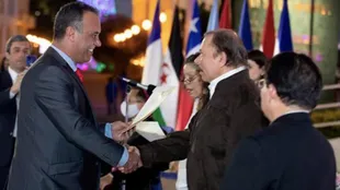 Daniel Capitanich, embajador argentino, saluda a Daniel Ortega en un acto oficial