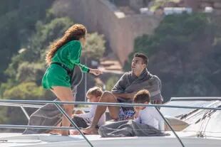 Shakira y Gerard Piqué, junto a sus hijos en las aguas del Mediterráneo
