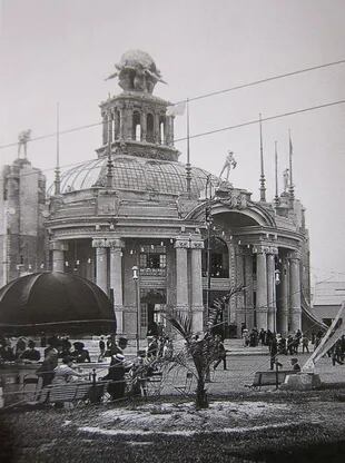 El Pabellón conocido como del Centenario se inauguró en 1910 y formaba parte de una serie de exposiciones que se realizaron para los festejos en Buenos Aires del centenario de la Revolución de Mayo