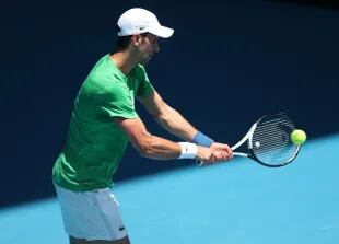 Novak Djokovic durante una práctica en Melbourne; más tarde, fue deportado de Australia