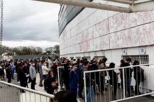 Pasión por la selección: miles de hinchas argentinos esperaron horas en busca de las entradas para el partido del próximo jueves contra Perú