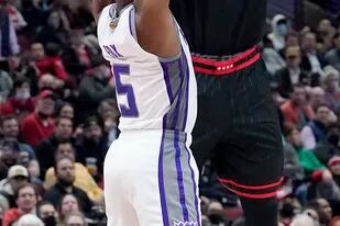 DeMar DeRozan (11), de los Bulls de Chicago, lanza hacia la canasta frente a De'Aaron Fox, de los Kings de Sacramento, en la segunda mitad del partido de la NBA en Chicago, el miércoles 16 de febrero de 2022. (AP Foto/Charles Rex Arbogast)
