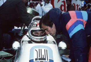 Alan Jones, en el cockpit, dialoga con Carlos Reutemann; dos de los setenta pilotos de Williams, la escudería que en el Gran Premio de Mónaco cumple 750 carreras en la Fórmula 1