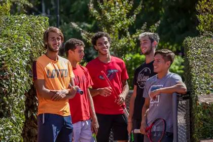 Abril de 2021, cinco de los integrantes de la generación jóvenes de tenistas argentinos: Etcheverry, Juanma y Fran Cerúndolo, Tirante y Báez  

