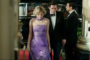 Emma Corrin y Josh O'Connor como los príncipes de Gales en la cuarta temporada de The Crown