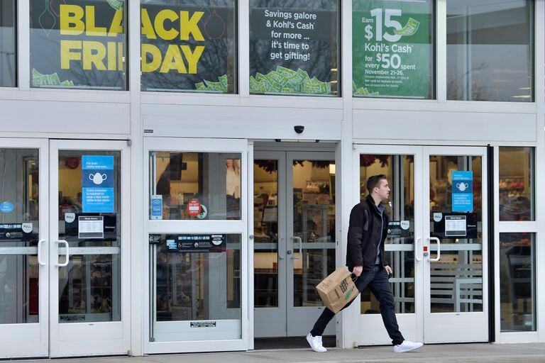 Un comprador sale de la tienda Kohl's el Viernes Negro, el 26 de noviembre de 2021 en Everett, Massachussets. (AP Foto/Josh Reynolds)