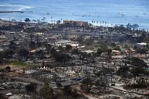 La desesperación de los argentinos en el epicentro de los incendios de Hawai: “Estuve ocho horas sacando a la gente del agua”
