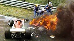Tres pilotos intentan sacar a Lauda de las llamas