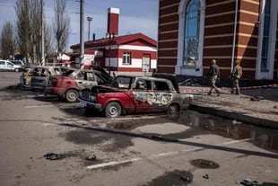 Calcinated cars are pictured outside a train station in Kramatorsk, eastern Ukraine, that was being used for civilian evacuations, after it was hit by a rocket attack killing at least 35 people, on April 8, 2022. (Photo by FADEL SENNA / AFP)