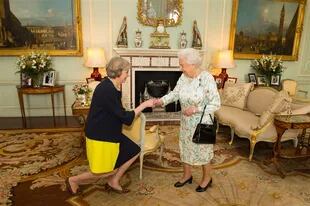 La reverencia de May ante la reina, al llegar a la audiencia en Buckingham Palace