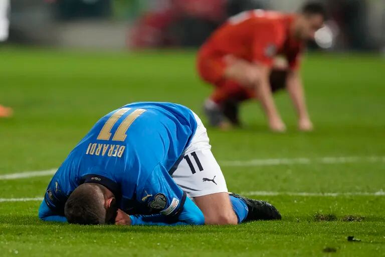 El italiano Domenico Berardi no tiene consuelo después de estropear una situación de gol;  entonces vendría el desastre