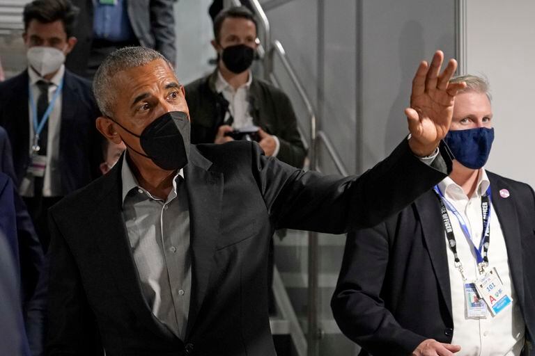 El expresidente de Estados Unidos Barack Obama saluda al llegar a un evento durante la cumbre climática de la ONU COP26 en Glasgow, Escocia, el lunes 8 de noviembre de 2021. (AP Foto/Alberto Pezzali)
