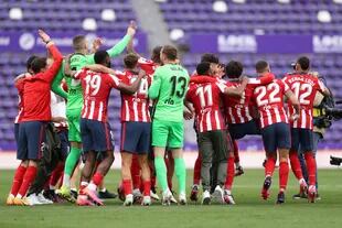Los jugadores del Atlético de Madrid celebran ganar el título de la Liga