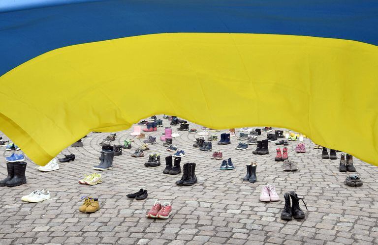 Se ven zapatos de niños durante una manifestación organizada por la Asociación Ucraniana en Finlandia, para honrar la memoria de los niños muertos en Mariupol, Ucrania, en Helsinki, el 10 de abril de 2022. (Foto de Jussi Nukari / Lehtikuva / AFP) / Finlandia OUT