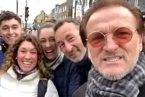 Una familia rosarina contó que se cruzó con Bono en Londres y abrió un debate en las redes
