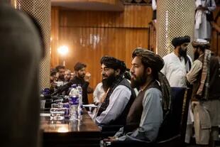 El portavoz talibán Zabihullah Mujahid, en el centro, en la primera conferencia de prensa después de tomar el control de Kabul